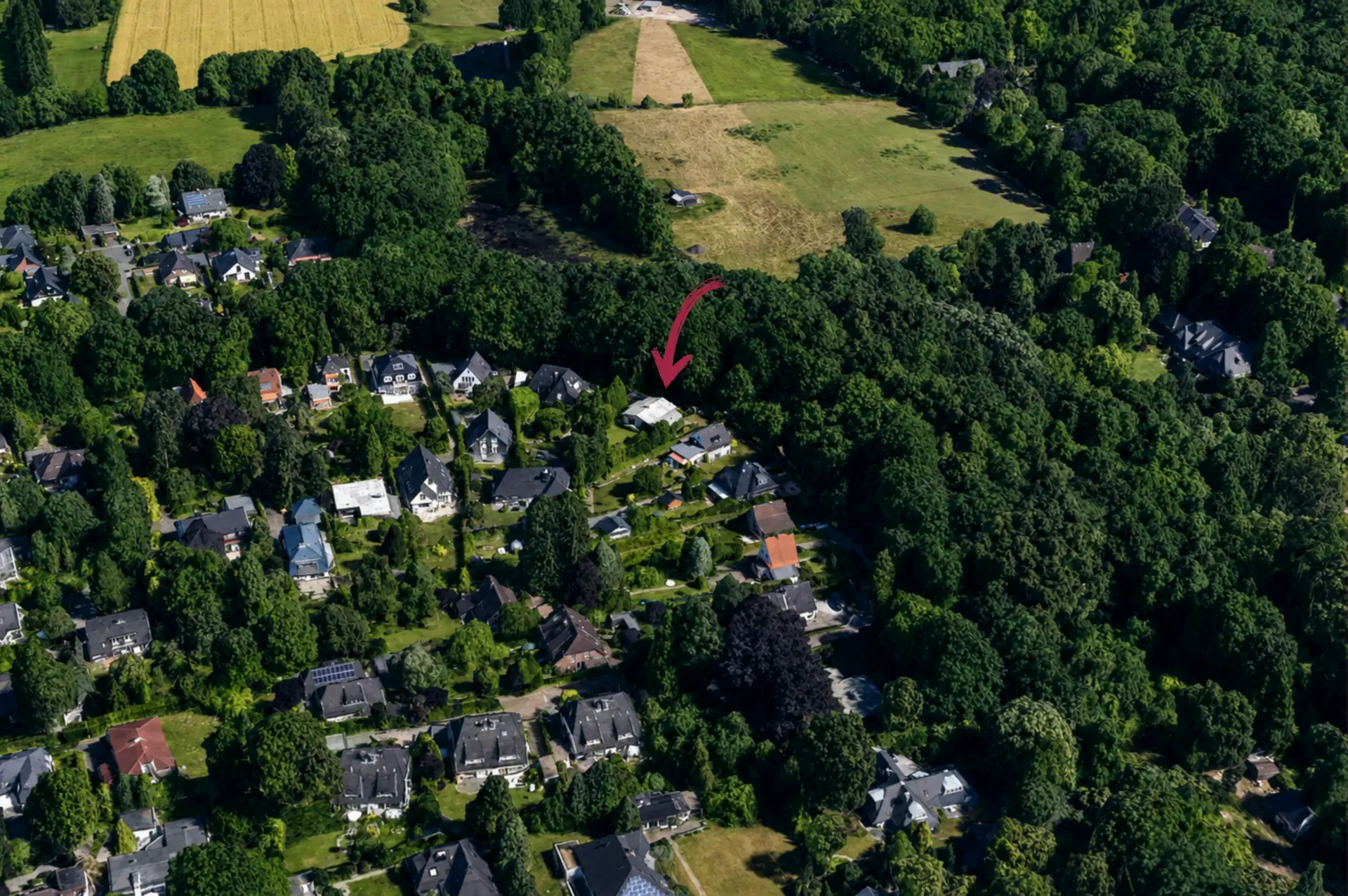 Luftaufnahme Diekbarg in Hamburg-Lemsahl-Mellingstedt: Das Grundstück liegt eingebettet zwischen Wald, Wiesen und bestehender Wohnbebauung